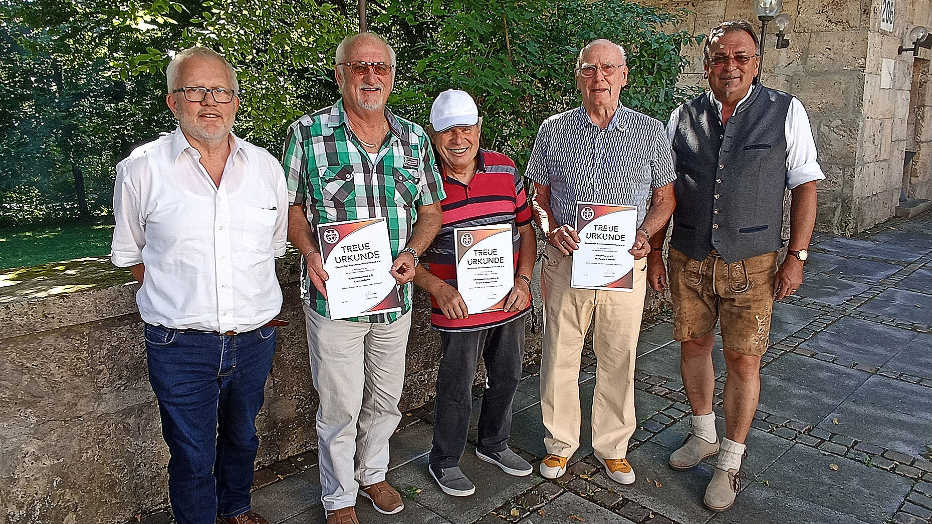 KERH-Vorsitzender Heinrich Petersen (v.l.) mit den geehrten Mitgliedern Günter Goth, Erwin Scheuermann, Wolfgang Einfeldt sowie Bezirksvorsitzender Franz Jung. Foto: Manfred Odendahl
