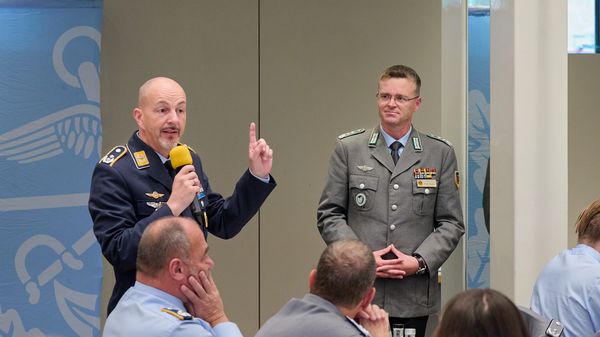 Bundesvorsitzender André Wüstner diskutiert mit Kommandeuren und Dienststellenleitern mit kritischem Blick die Lage der Bundeswehr. Foto: IK