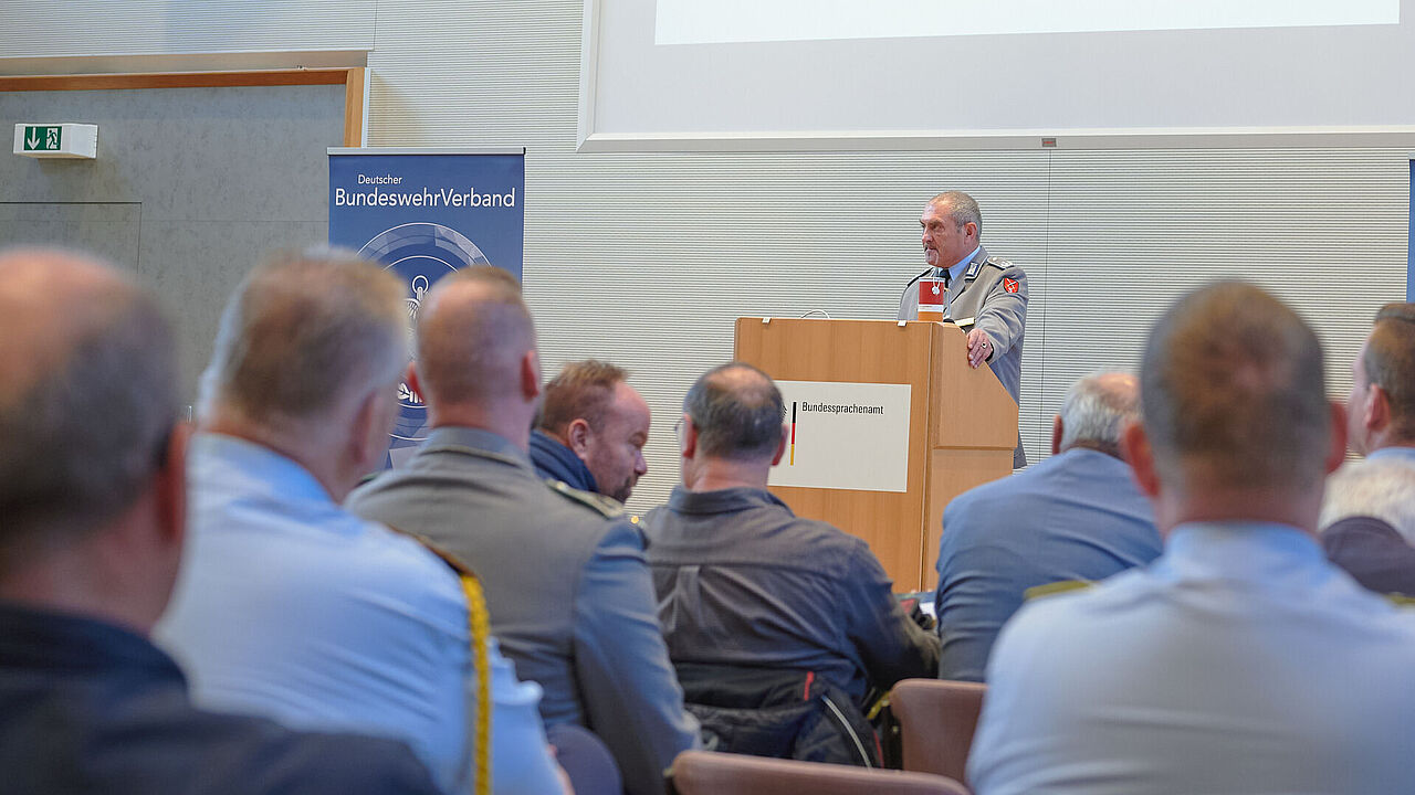 Ziel von Landesvorsitzendem Oberstleutnant a.D. Josef Rauch ist es, mit den Regionalkonferenzen die Delegierten fundiert auf die Hauptversammlung im November 2025 in Berlin vorzubereiten. Foto: DBwV/Ingo Kaminsky