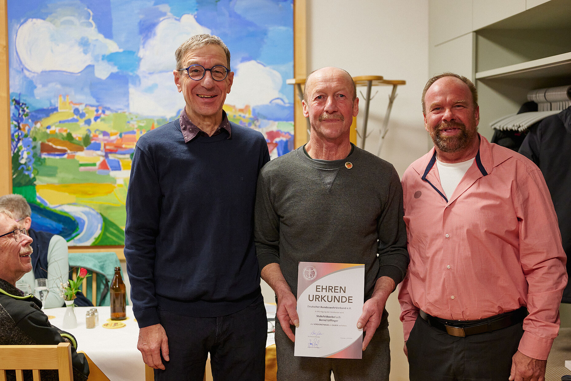 Bezirksvorsitzender Gerd-Josef-Bopp (v.r.) zeichnete Vorsitzenden Stabsfeldwebel a.D. Bernd Uiffinger mit der Verdienstnadel in Silber des DBwV aus - hier mit Stellvertreter Ingo Kaminsky. Foto: Ingo Kaminsky