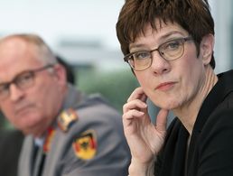 Bis Mitte Mai wollen Verteidigungsministerin Annegret Kramp-Karrenbauer und Generalinspekteur Eberhard Zorn ein Eckpunktepapier mit konkreten Vorschlägen zur Weiterentwicklung der Streitkräfte, Strukturen und Einsatzbereitschaft vorlegen. Klar ist: Anpassungsschritte der Bundeswehr sind überfällig. Foto: picture alliance/dpa/AP pool | Michael Sohn