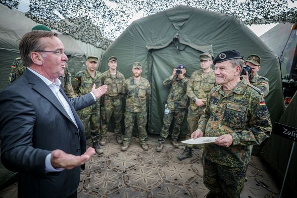Boris Pistorius (links) besuchte im Juni die Soldaten an der NATO-Ostflanke in Litauen. Foto: picture alliance/dpa | Kay Nietfeld