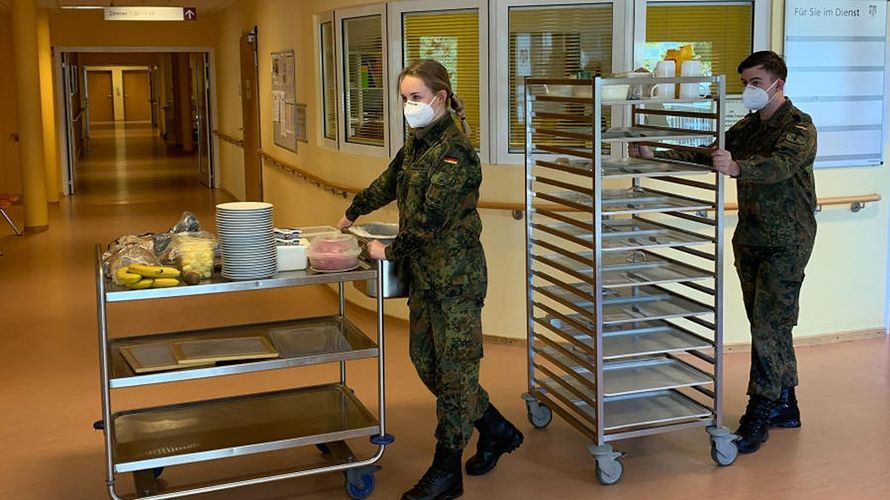 Die Bundeswehr leistet Amtshilfe auch in Pflegeeinrichtungen, wie hier in Hamburg, und unterstützt beispielsweise bei der Essensausgabe. Foto: Bundeswehr/Matthes