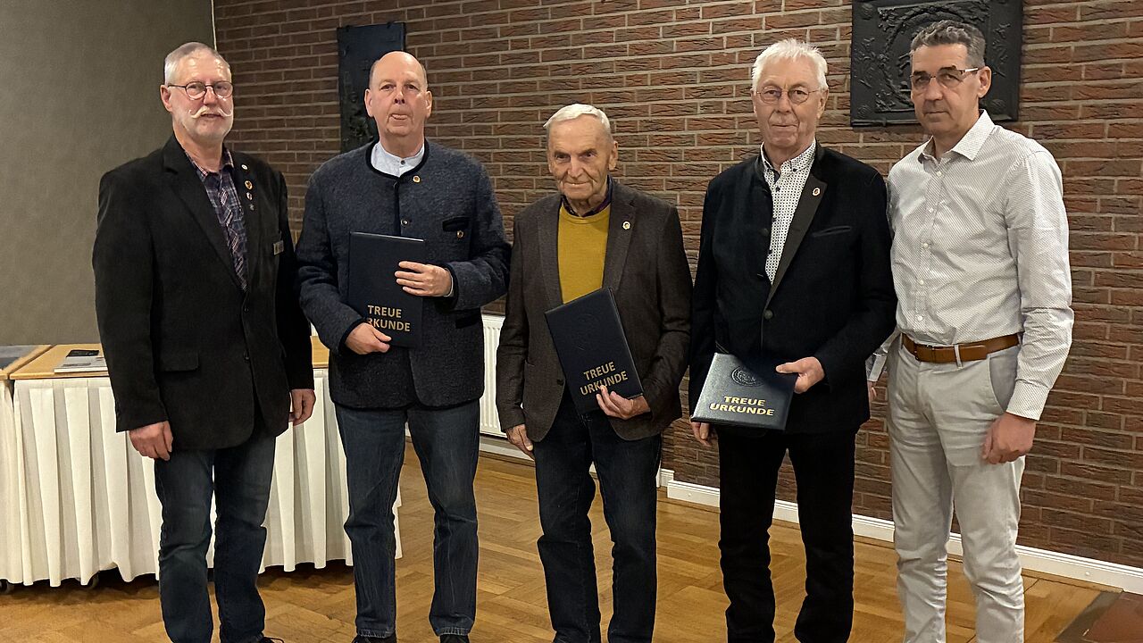 Siegfried Jäger, Stabsunteroffizier d.R. Harald Eschrich (50 Jahre), Stabsfeldwebel a.D. Wilfried Wegehoeft (60) und Hauptmann a.D. Günter Kreller (60) sowie Oliver Sekuli. Foto: DBwV