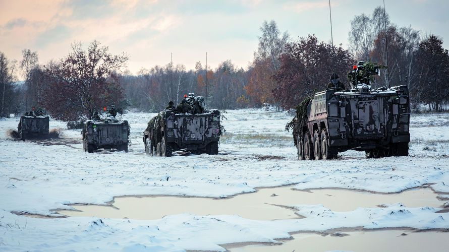 Soldaten vom Jägerbataillon 91 fahren mit dem GTK Boxer durch das verschneite Gelände im Gefechtsübungszentrum Heer in Gardelegen. Erprobt werden neue Verfahrensweisen für die zukünftigen mittleren Kräfte des Heeres. Foto: Bundeswehr/ Julia Dahlmann