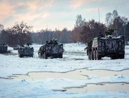 Soldaten vom Jägerbataillon 91 fahren mit dem GTK Boxer durch das verschneite Gelände im Gefechtsübungszentrum Heer in Gardelegen. Erprobt werden neue Verfahrensweisen für die zukünftigen mittleren Kräfte des Heeres. Foto: Bundeswehr/ Julia Dahlmann