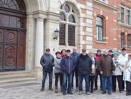 Die Besuchergruppe vor dem Gebäude der Bundeswehrfachschule in Naumburg. Foto: Privat/Mächler