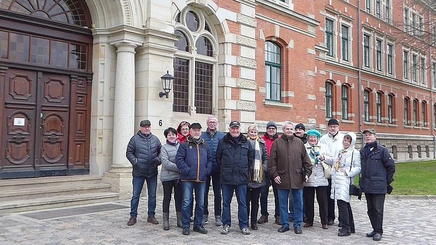 Die Besuchergruppe vor dem Gebäude der Bundeswehrfachschule in Naumburg. Foto: Privat/Mächler