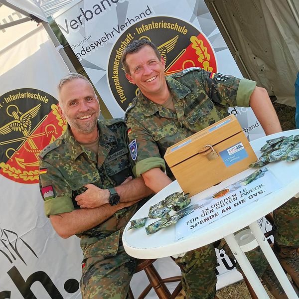 Vorsitzender Hauptmann Steffen Naumann (v.l.) und Stellvertreter Stabsfeldwebel Marco Ebert am Stand der TruKa InfS. Foto: TruKa InfS