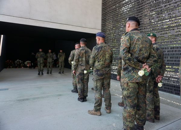Für die gefallenen Kameradinnen und Kameraden legten Soldatinnen und Soldaten, Freunde und Angehörige Rosen nieder. Foto: DBwV/Eva Krämer