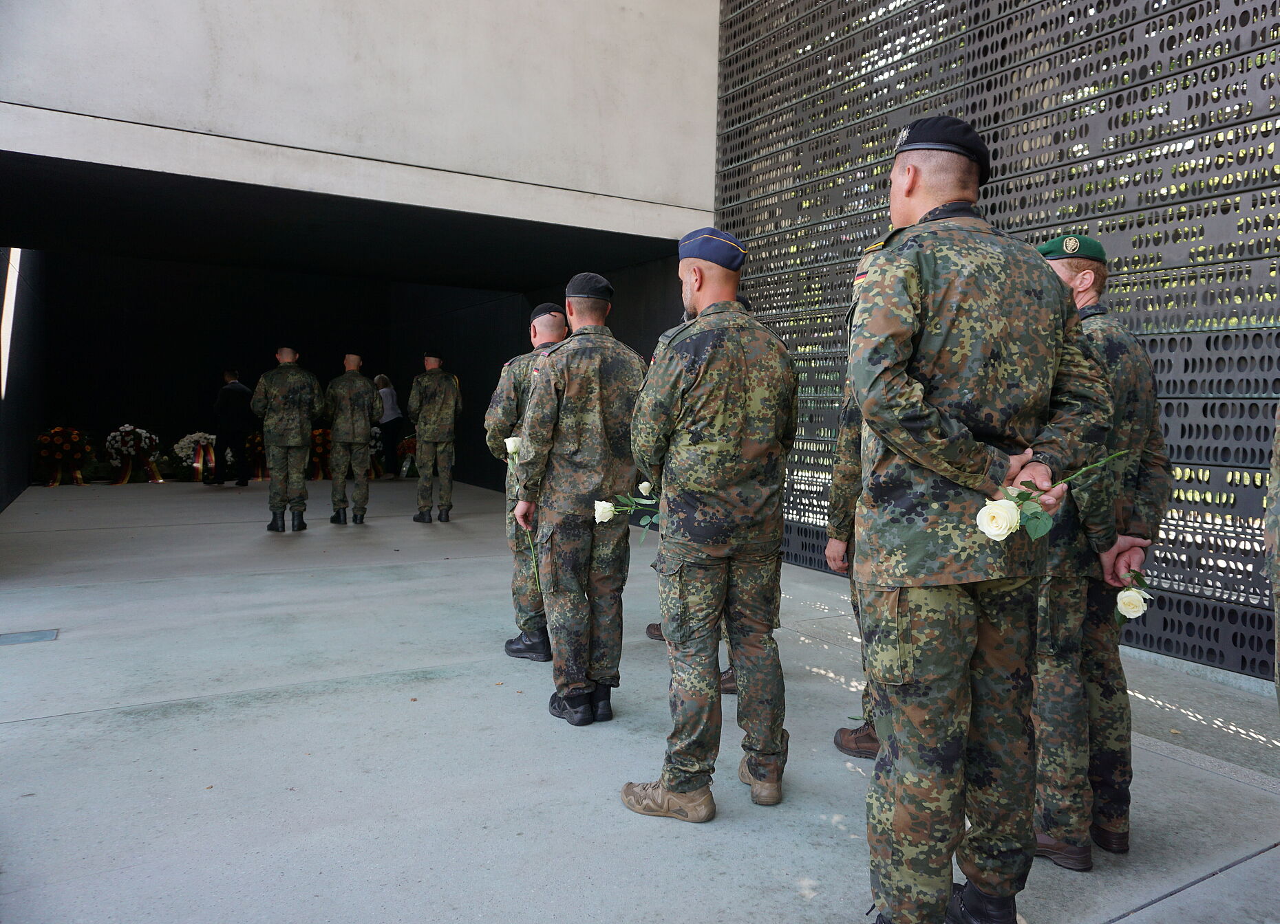 Für die gefallenen Kameradinnen und Kameraden legten Soldatinnen und Soldaten, Freunde und Angehörige Rosen nieder. Foto: DBwV/Eva Krämer