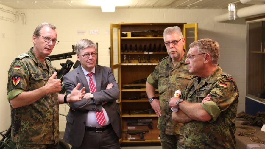 Zu Besuch: Der Wehrbeauftragte des Deutschen Bundestages, Hans-Peter Bartels (2.v.l), mit Brigadegeneral Peter Braunstein (l.), Oberstleutnant Jens Kermes und Oberst i.G. Michael Schraml (r.) in der Lehrsammlung ZVBw Foto: ZVBw\Leonhardt