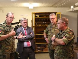 Zu Besuch: Der Wehrbeauftragte des Deutschen Bundestages, Hans-Peter Bartels (2.v.l), mit Brigadegeneral Peter Braunstein (l.), Oberstleutnant Jens Kermes und Oberst i.G. Michael Schraml (r.) in der Lehrsammlung ZVBw Foto: ZVBw\Leonhardt