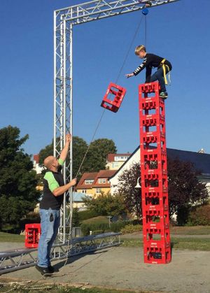  Ein Junge erklimmt einen selbstgebauten Turm aus Getränkekisten Foto: privat