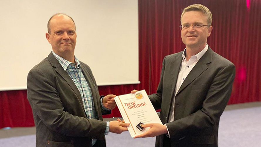 Stabsfeldwebel Heiko Stotz, Mitglied des HPR im BMVg, ist vom Bundesvorsitzenden André Wüstner für 25 Jahre Mitgliedschaft geehrt worden. Foto: DBwV