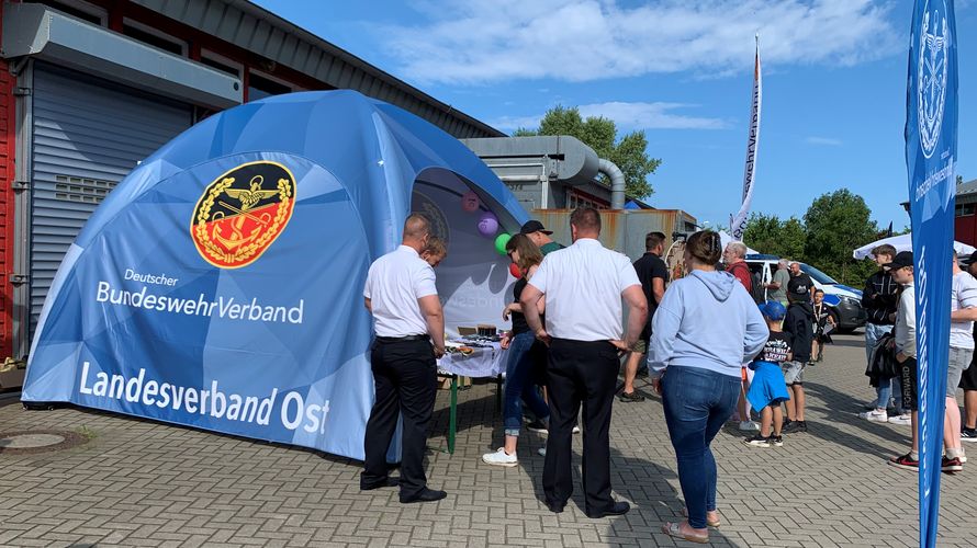 Über den gesamten Tag hatte das Team am Informationsstand des DBwV gut zu tun, um alle Fragen rund um den Verband zu beantworten, aber auch die kleinen Gäste am Glücksrad drehen zu lassen. Foto: Steffen Braun
