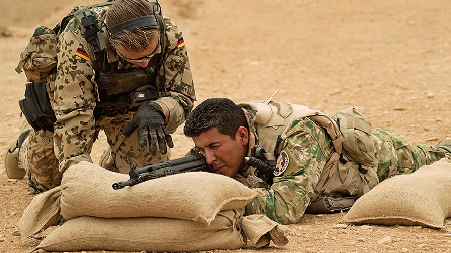 Einweisung der kurdischen Peschmerga in die Handhabung des G3-Sturmgewehrs durch Soldaten der Bundeswehr auf einer Schießanlage nahe der nordirakischen Stadt Erbil. Foto: Bundeswehr/Sebastian Wilke