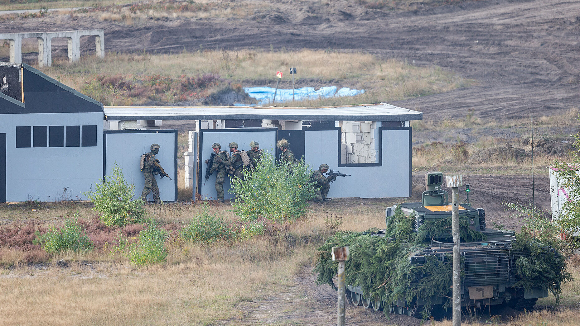 Im Übungsdorf kämpfen sich Jäger und Panzergrenadiere von Haus zu Haus. Foto: Bundeswehr/J. Weber
