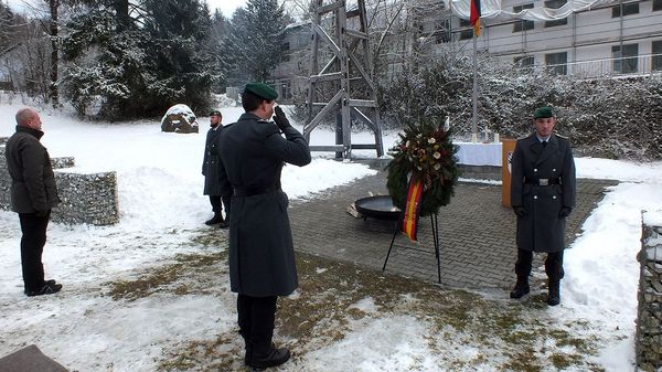 Kommandeur Oberstleutnant Jan-Mirko Schmidt und Bezirksgeschäftsführer des Volksbund Deutscher Kriegsgräberfürsorge e.V., Walter Stierstorfer, bei der Kranzniederlegung (vorn v.r.) Foto: PzGrenBtl 112