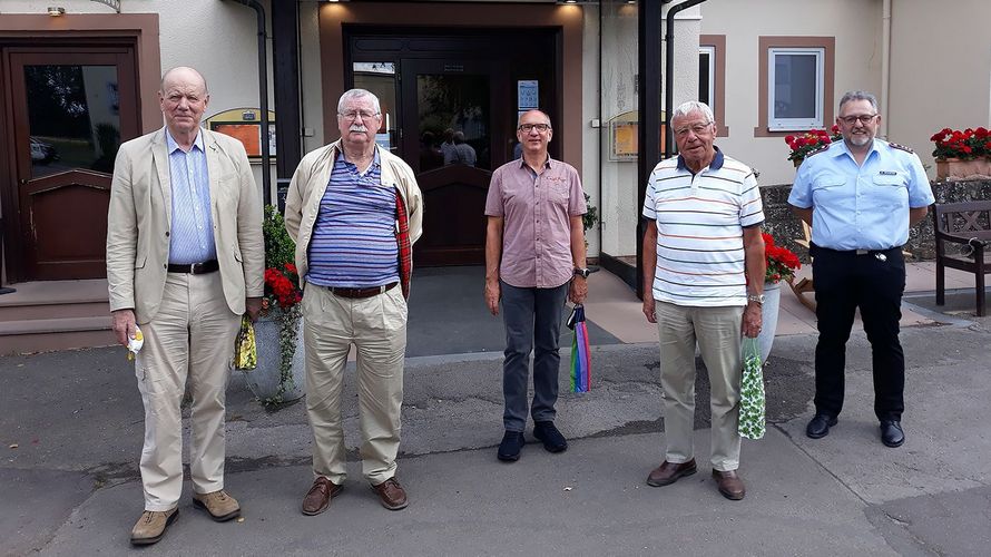 Wiedersehen in Trier nach der Zwangspause: Oberst a.D. Ulrich Graf von Krockow (v.l.), Oberstleutnant a.D. Horst Greimann, Oberstabsfeldwebel a.D. Hans-Georg Kühner, Hauptmann a.D. Hans-Josef Fink und Hauptmann Heiko Schäfer. Foto: ERH Trier