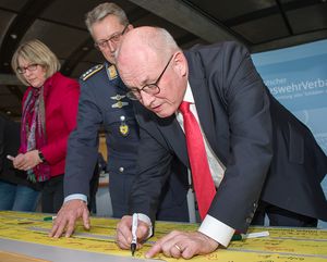 Der CDU/CSU-Fraktionsvorsitzende Volker Kauder. Foto: DBwV/Bombeke