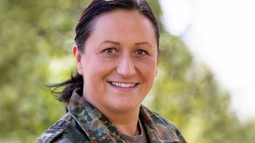 Stabsfeldwebel Magdalena Maria Gorska hat nicht nur vier Mal im Einsatz gedient, sondern setzt sich als Militärische Gleichstellungsbeauftragte für Schwierigkeiten von Männern und Frauen gleichermaßen ein. Foto: Bundeswehr/Dorow