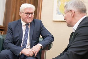 Entspanntes Gespräch im Auswärtigen Amt: Außenminister Frank-Walter Steinmeier mit Herausgeber Jan Meyer. Foto: DBwV/ Willem gr. Darrelmann