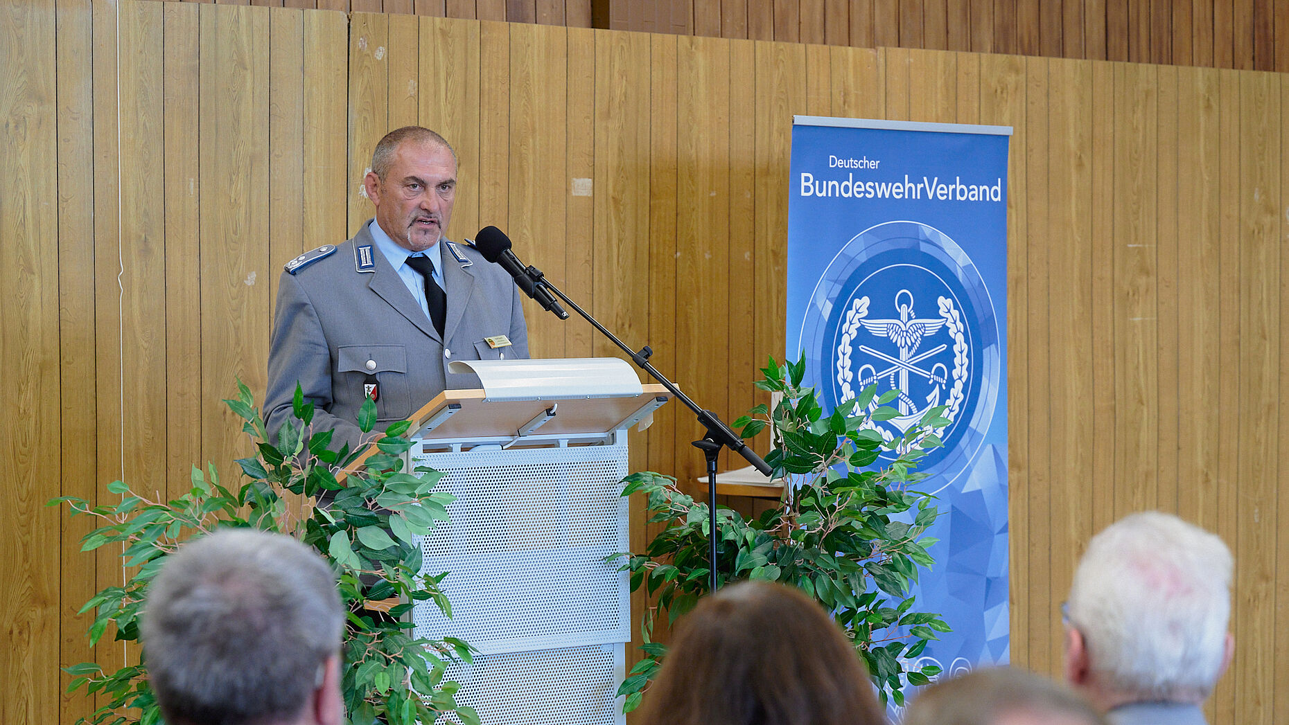Landesvorsitzender Oberstleutnant a.D. Josef Rauch lobte die vorbildliche Arbeit der KERH. Foto: DBwV/ik