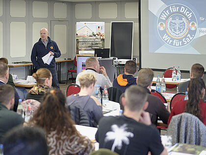 Bereit für den nächsten Schritt: 50 ausscheidende Zeitsoldaten starten im zweiten Seminar des Landesverbandes voller Zuversicht in ihre neue Zukunft – begleitet von Oberstabsfeldwebel a.D. Jürgen Schreier. Foto: Ingo Kaminsky