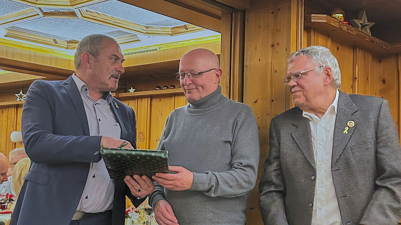 Bei der Jahresabschlussfeier der KERH Nürnberg erfuhr Schriftführer Unteroffizier d.R. Klaus-Werner Probst (M.) vom Landesvorsitzenden Josef Rauch (l.) und vom Kameradschaftsvorsitzenden Matthias Nickel Anerkennung für seine treue Mitgliedschaft im DBwV und für seinen besonderen Einsatz als Mandatsträger im Vorstand.