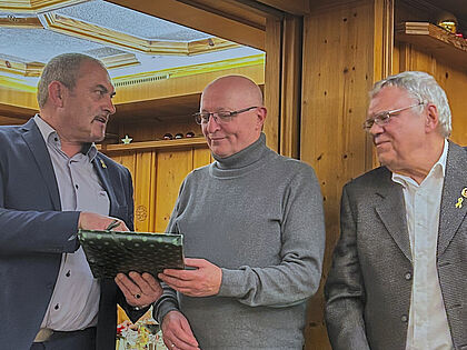 Bei der Jahresabschlussfeier der KERH Nürnberg erfuhr Schriftführer Unteroffizier d.R. Klaus-Werner Probst (M.) vom Landesvorsitzenden Josef Rauch (l.) und vom Kameradschaftsvorsitzenden Matthias Nickel Anerkennung für seine treue Mitgliedschaft im DBwV und für seinen besonderen Einsatz als Mandatsträger im Vorstand.