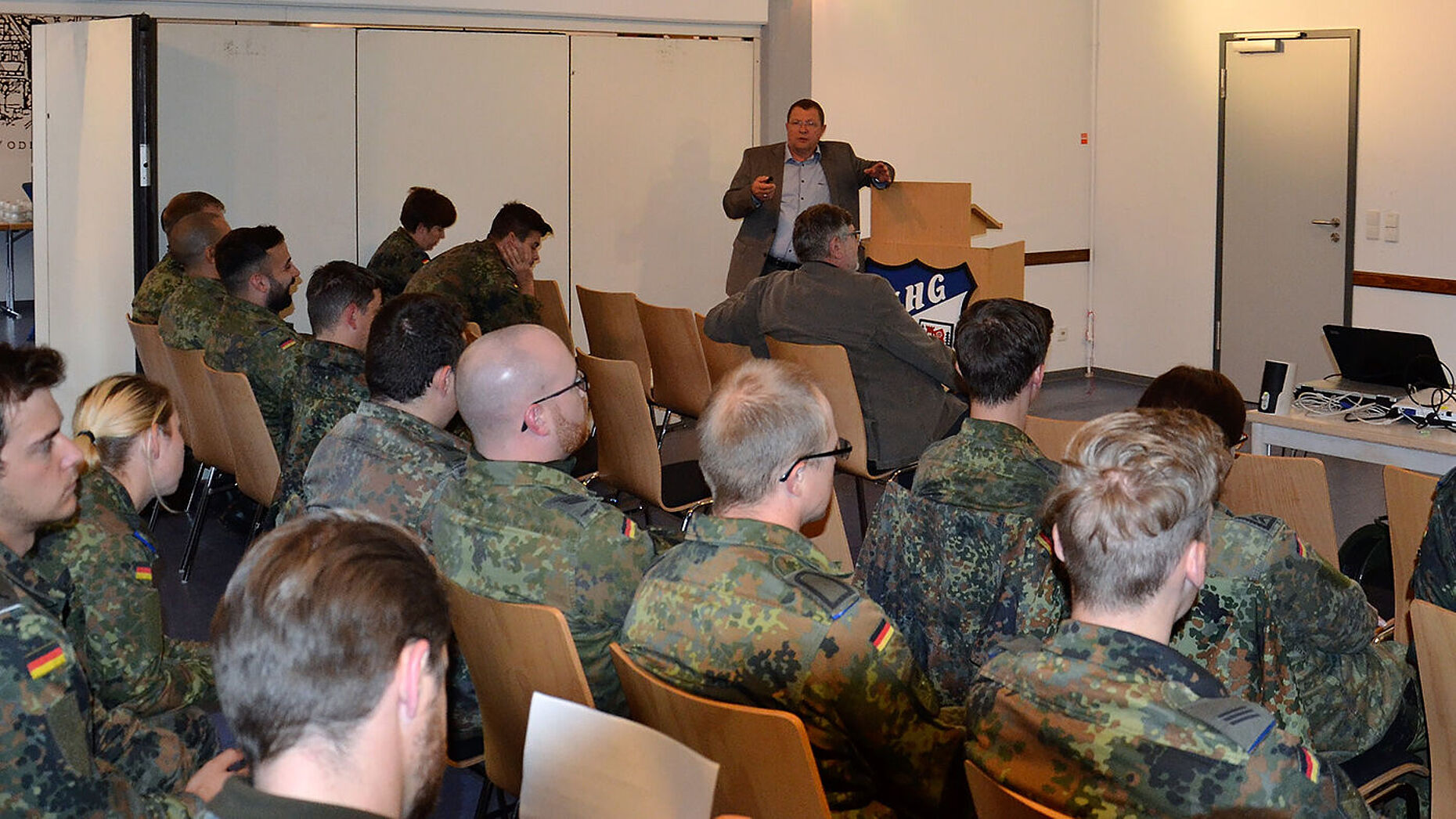 Herr Fluhrer stellte die Angebotsvielfalt des Berufsförderungsdienstes vor. Foto: DBwV 