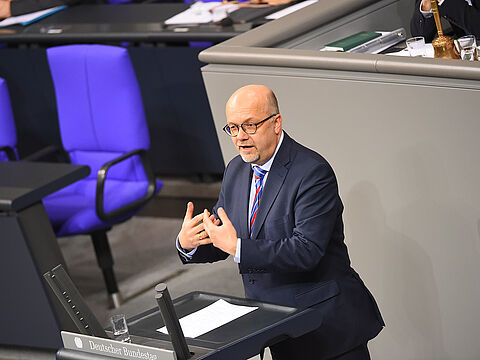 Fritz Felgentreu hat nach der Entscheidung der SPD-Fraktion, der Bewaffnung von Drohnen vorerst nicht zuzustimmen, sein Amt als verteidigungspolitischer Sprecher der Sozialdemokraten niedergelegt. Foto: dpa/picture alliance