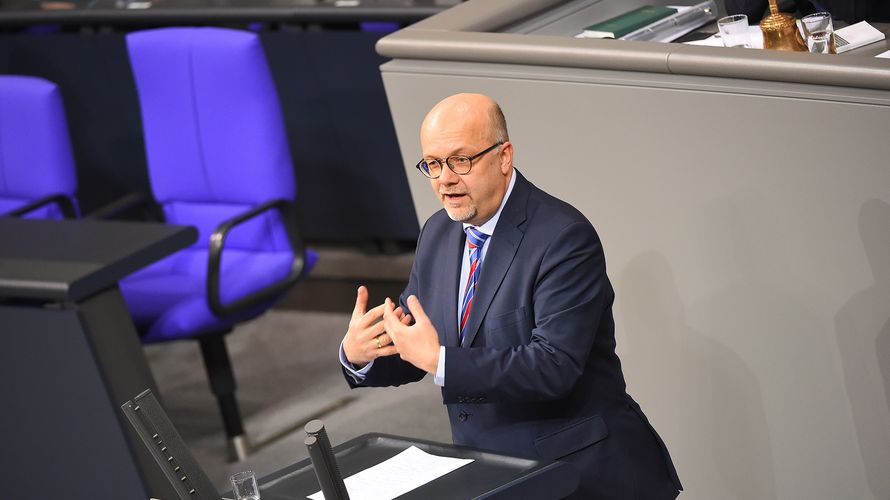 Fritz Felgentreu hat nach der Entscheidung der SPD-Fraktion, der Bewaffnung von Drohnen vorerst nicht zuzustimmen, sein Amt als verteidigungspolitischer Sprecher der Sozialdemokraten niedergelegt. Foto: dpa/picture alliance