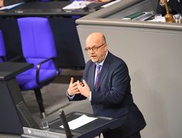 Fritz Felgentreu hat nach der Entscheidung der SPD-Fraktion, der Bewaffnung von Drohnen vorerst nicht zuzustimmen, sein Amt als verteidigungspolitischer Sprecher der Sozialdemokraten niedergelegt. Foto: dpa/picture alliance