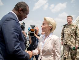 Der malische Verteidigungsminister Tieman Hubert Coulibaly begrüßt in Bamako seine deutsche Amtskollegin Ursula von der Leyen. Auch DBwV-Chef André Wüstner (r.) gehört ihrer Delegation an. Foto: dpa.