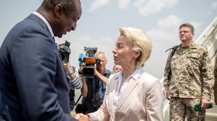Der malische Verteidigungsminister Tieman Hubert Coulibaly begrüßt in Bamako seine deutsche Amtskollegin Ursula von der Leyen. Auch DBwV-Chef André Wüstner (r.) gehört ihrer Delegation an. Foto: dpa.