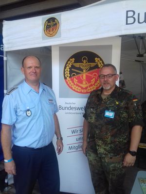 Auch der "Bundesvorstand" besuchte den Stand des DBwV: Stabsfeldwebel Heiko Stotz (Stellvertretender Vorsitzender Luftwaffe) mit Hauptmann Heiko Schäfer (Vorsitzender Standortkameradschaft Idar-Oberstein) Foto: DBwV