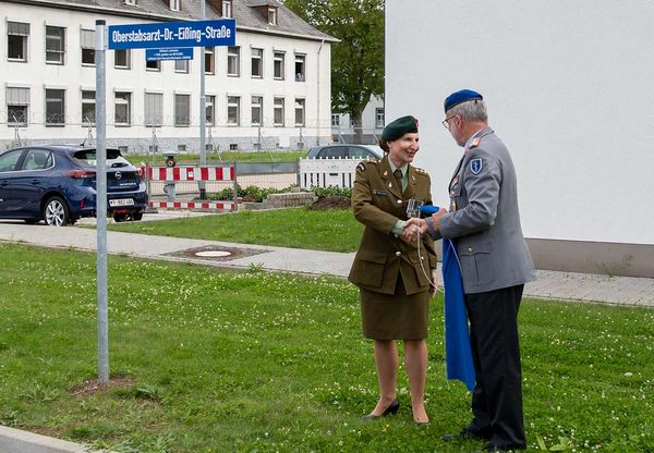 Generaloberstabsarzt Dr. Ulrich Baumgärtner, enthüllt gemeinsam mit der eigens aus Neuseeland angereisten Witwe des Namenspatrons das Straßenschild der Oberstabsarzt-Dr.-Eißing-Straße vor dem Sanitätsversorgungszentrum Koblenz.  Bundeswehr/Michael Laymann