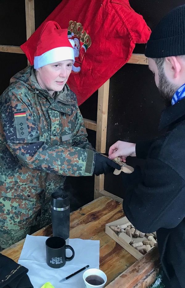 Der Stand der StoKa Bruchsal erwartete Besucher mit guten Gesprächen, Jagertee und einem Armbrustschießen.    Foto: Matthias Schneider