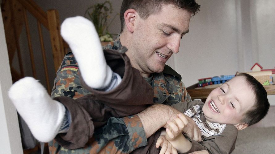 Bis zu 20 Tage Sonderurlaub können bis zum 31. Dezember für die Betreuung von Kindern unter zwölf Jahren oder pflegebedürftige Angehörige gewährt werden. Foto: Bundeswehr/Andrea Bienert