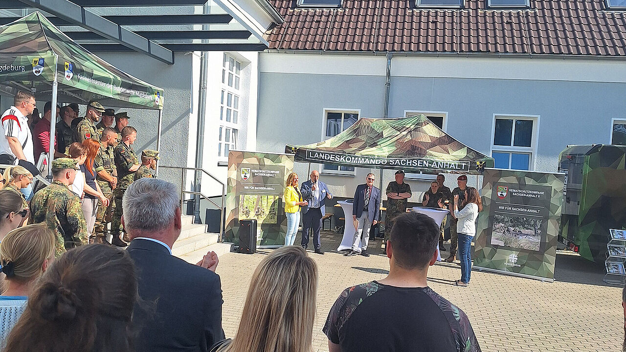 Aufgrund eines Fehlalarms musste die Berufsinformationsmesse kurz in den Außenbereich verlegt werden. Foto: BFD Magdeburg