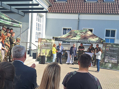 Aufgrund eines Fehlalarms musste die Berufsinformationsmesse kurz in den Außenbereich verlegt werden. Foto: BFD Magdeburg