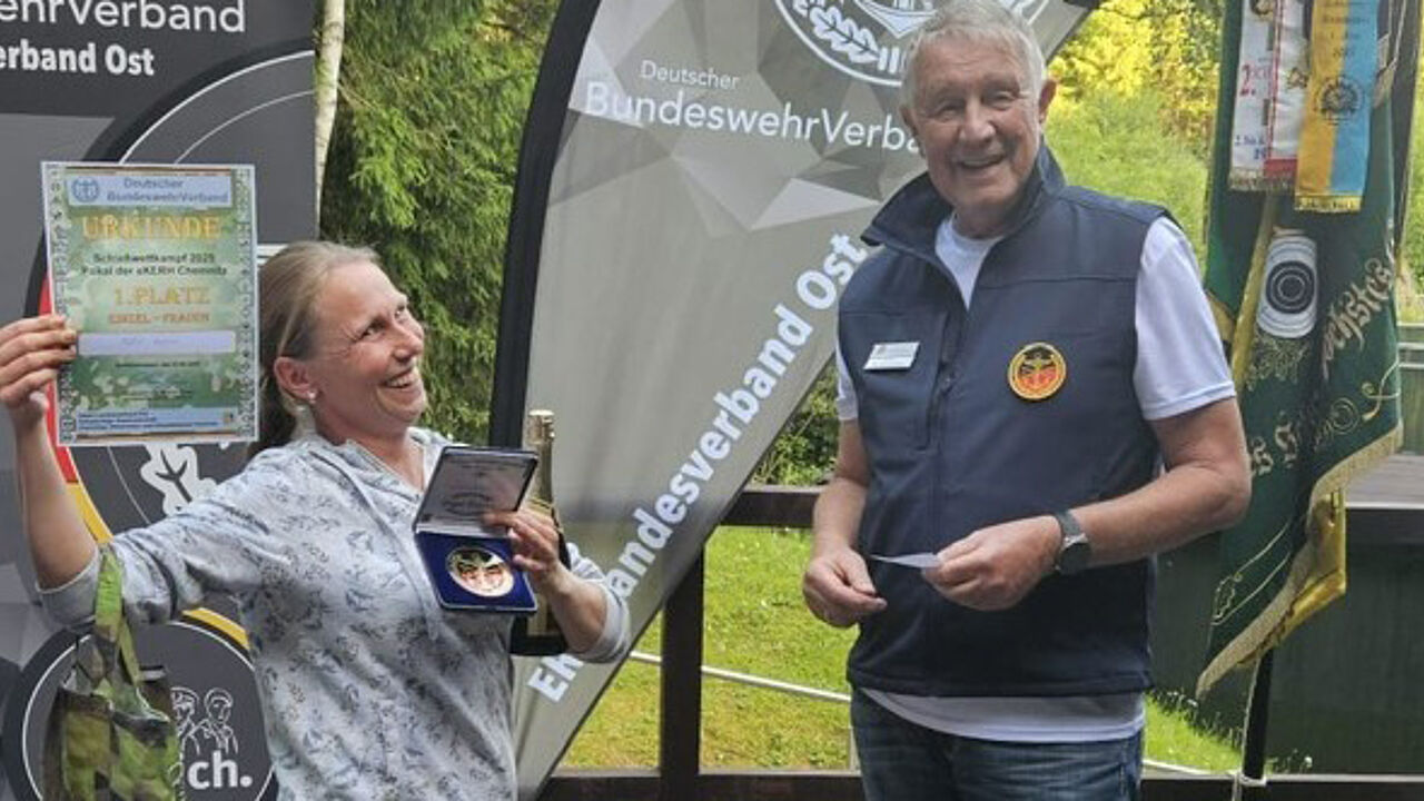 So sehen Sieger aus: Bei den Frauen gewinnt Oberstabsgefreiter d R. Katrin Müller den 1. Platz. Foto: Thomas Viertel