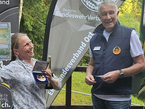 So sehen Sieger aus: Bei den Frauen gewinnt Oberstabsgefreiter d R. Katrin Müller den 1. Platz. Foto: Thomas Viertel