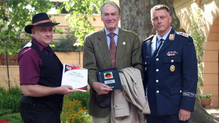 Im Burggarten des Schweriner Schlosses konnte Marko Germer (r) gemeinsam mit dem Vorsitzenden der KERH Schwerin, Uwe Poblenz (l), Brigadegeneral a. D. Reinhard Reichhelm für seine Mitgliedschaft von 60 Jahren auszeichnen. Foto: DBwV/LV Ost