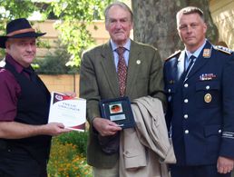 Im Burggarten des Schweriner Schlosses konnte Marko Germer (r) gemeinsam mit dem Vorsitzenden der KERH Schwerin, Uwe Poblenz (l), Brigadegeneral a. D. Reinhard Reichhelm für seine Mitgliedschaft von 60 Jahren auszeichnen. Foto: DBwV/LV Ost