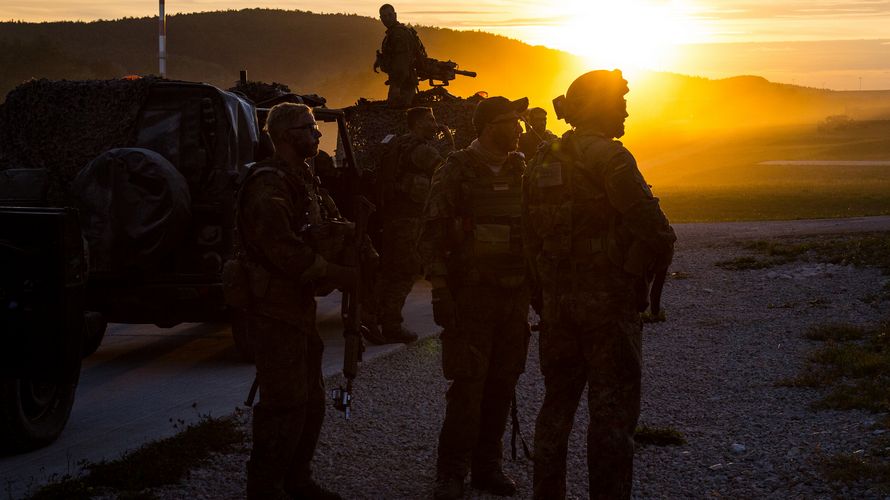 Soldaten der Bundeswehr verfolgen den Sonnenaufgang. 2017 sollte ein Jahr des Gestaltens werden Foto: dpa