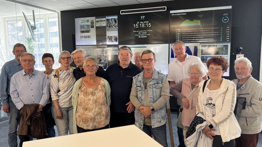 Die Teilnehmerinnen und Teilnehmer im Newsroom der Freien Presse. Foto: Thomas Viertel