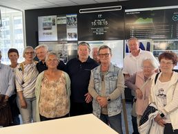 Die Teilnehmerinnen und Teilnehmer im Newsroom der Freien Presse. Foto: Thomas Viertel